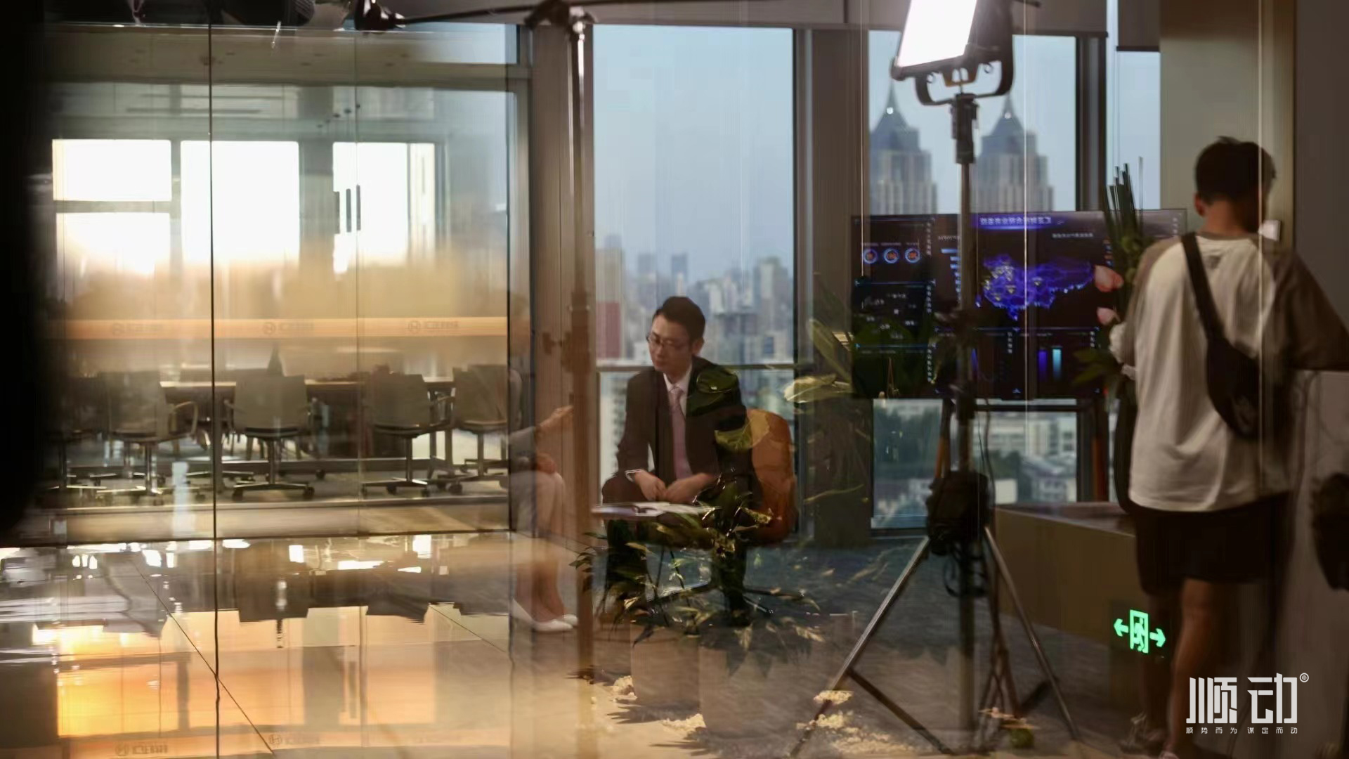 順動(dòng)廣告為金融企業(yè)匯正財(cái)經(jīng)拍攝宣傳片 順動(dòng)廣告為金融企業(yè)匯正財(cái)經(jīng)拍攝宣傳片